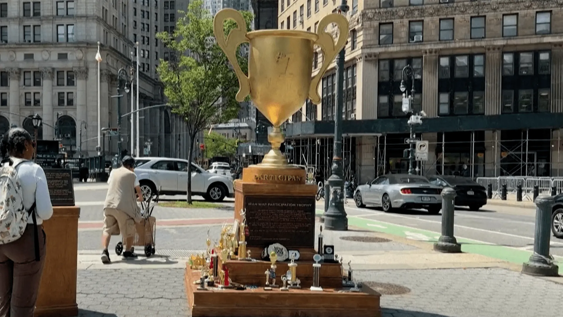 Trofeul „Participant la războiul Iranului” care îl ironizează pe Trump, instalat în New York