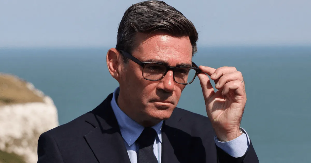 Premierul britanic Andy Burnham promite să fie „necruțător” în privința traversărilor migranților prin Canalul Mânecii