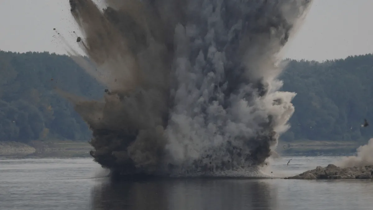 Marina română detonează albia Dunării pentru a salva centrala nucleară de la Cernavodă