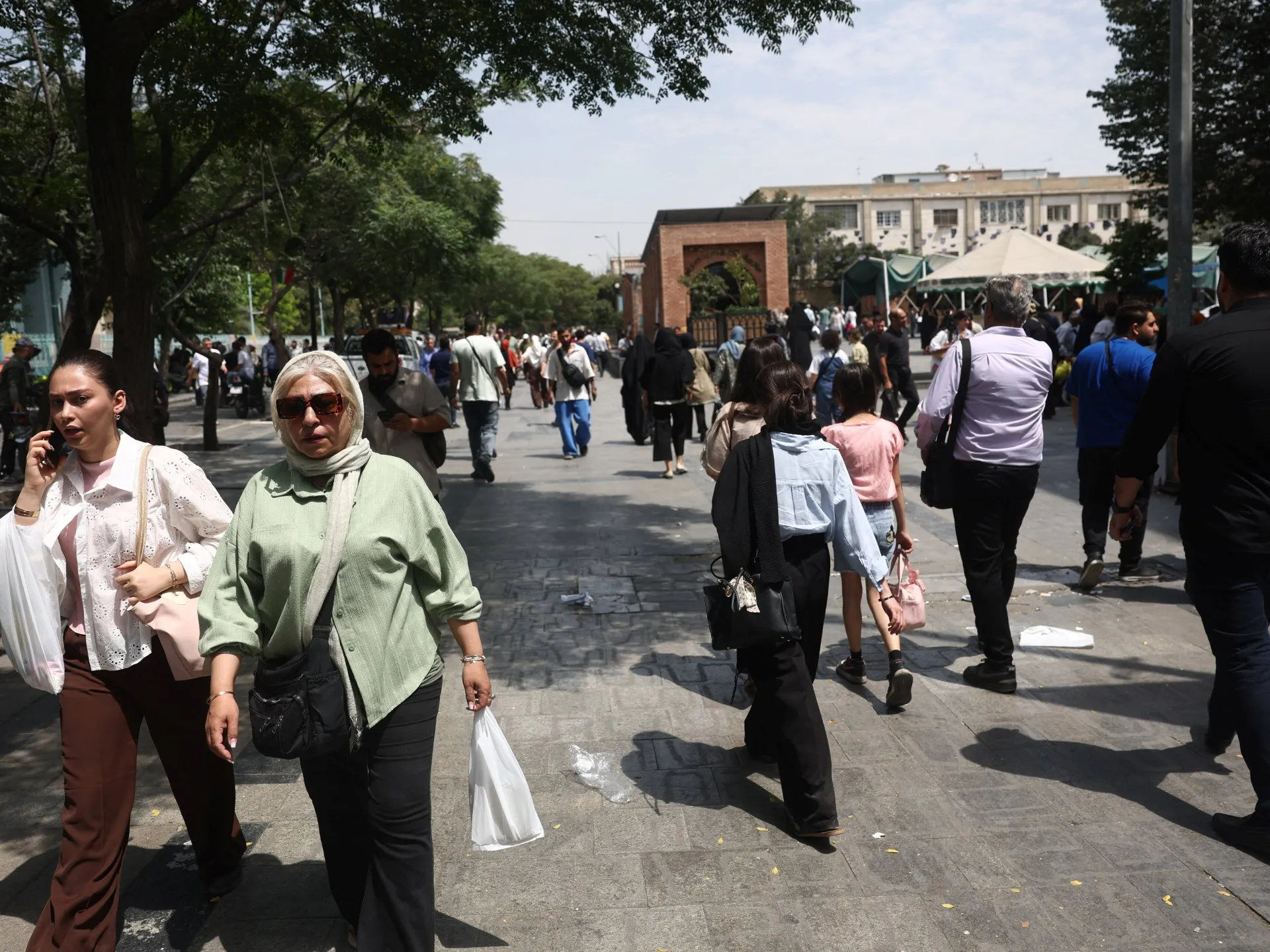 Incertitudinea apasă asupra iranienilor în timp ce Trump oscilează între război și negocieri