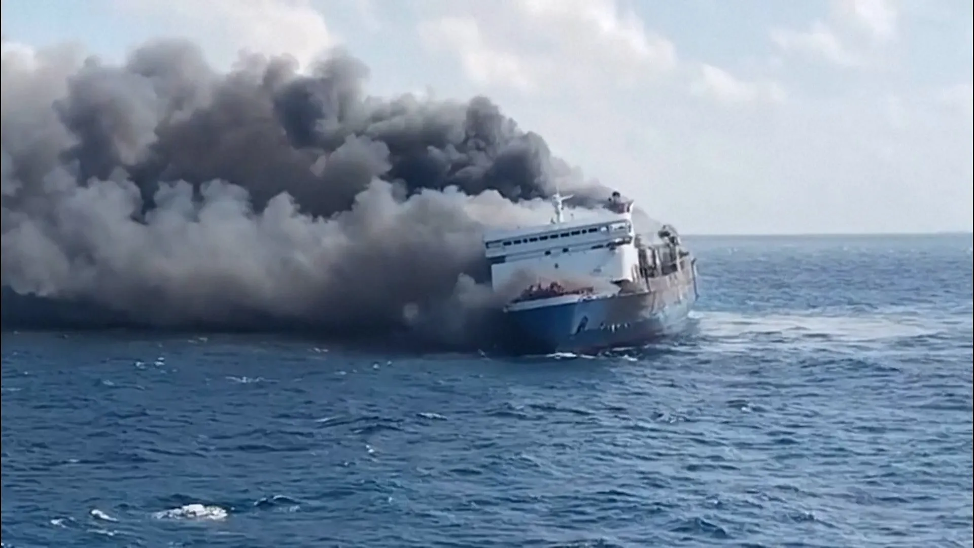 Supraviețuitori ajung la țărm după incendiul devastator al feribotului din Indonezia