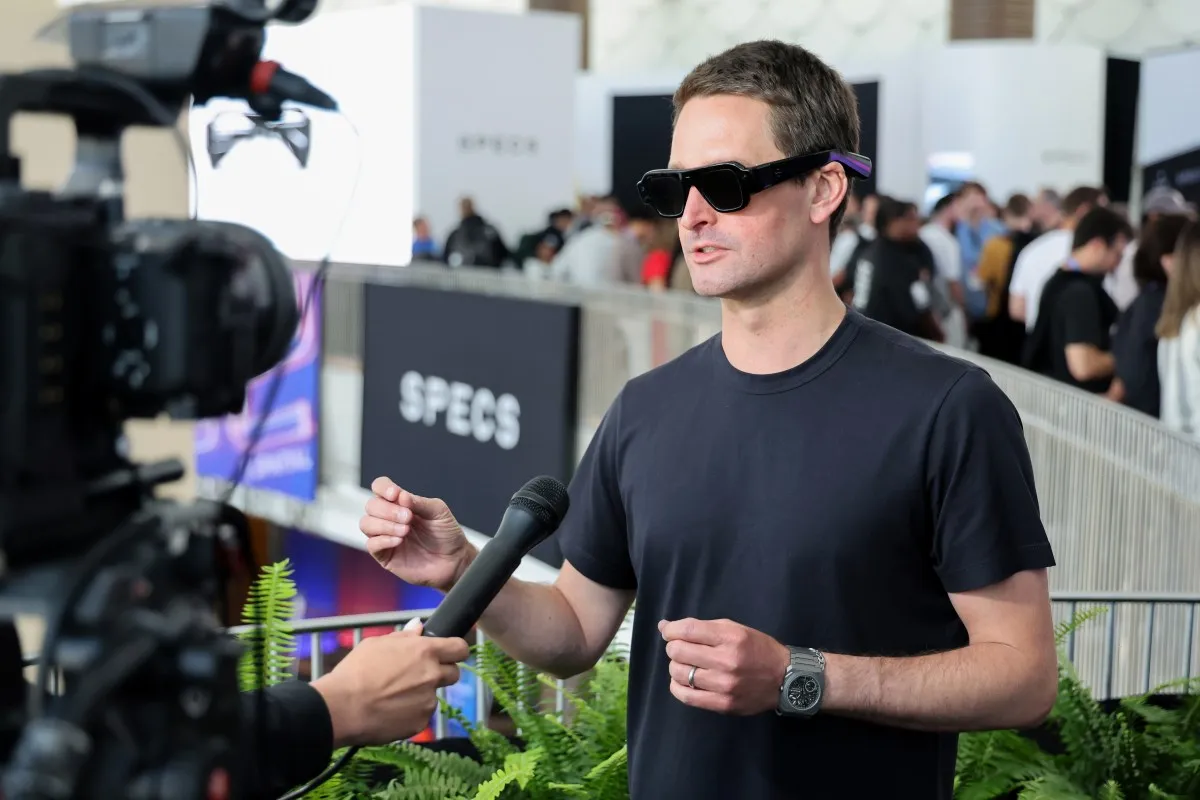 Evan Spiegel evită întrebările despre precomenzile ochelarilor Snap Spectacles în cadrul conferinței privind rezultatele financiare