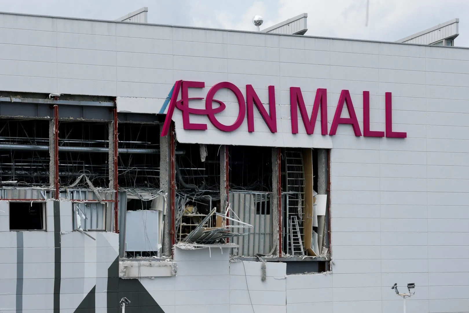 Tragedia din Japonia: Doi muncitori au murit într-un mall lovit de cutremur, trimiși de șef să scoată bani din seif
