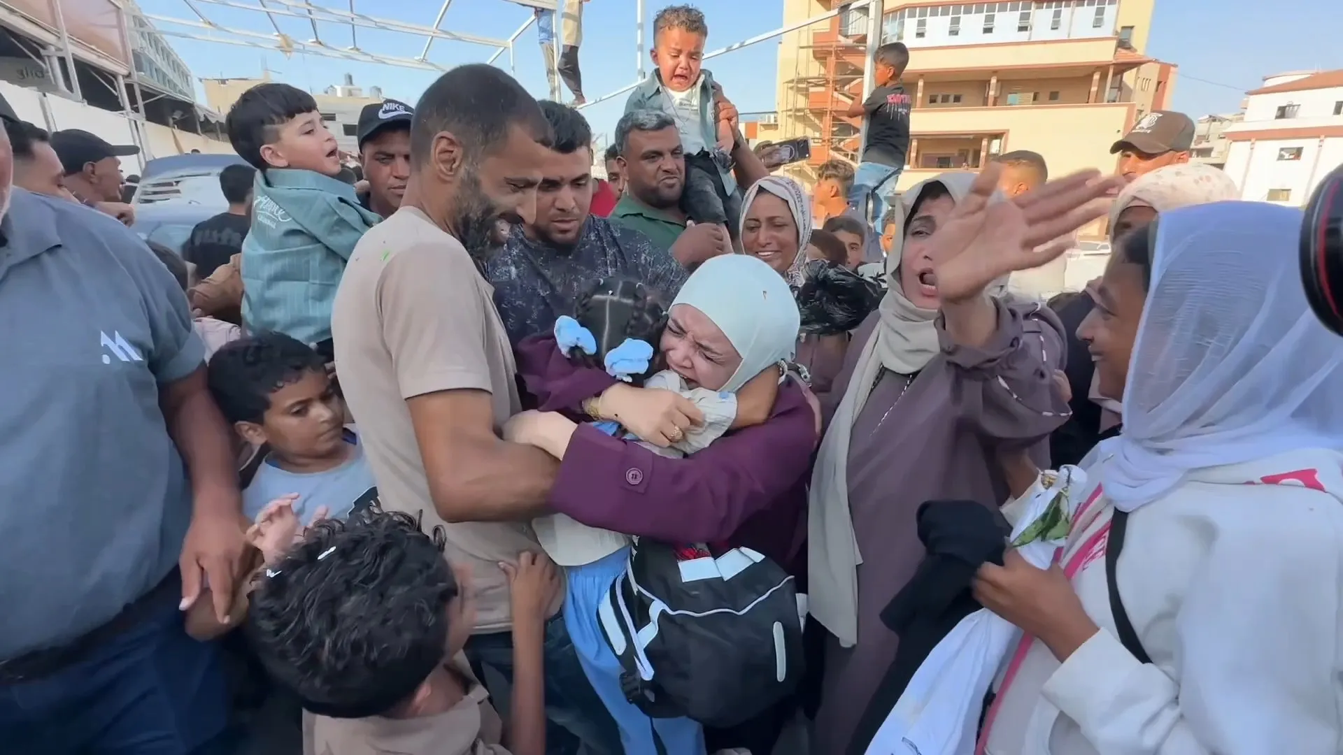 Pacienții palestinieni se întorc în Gaza în timp ce mii de oameni așteaptă încă evacuarea