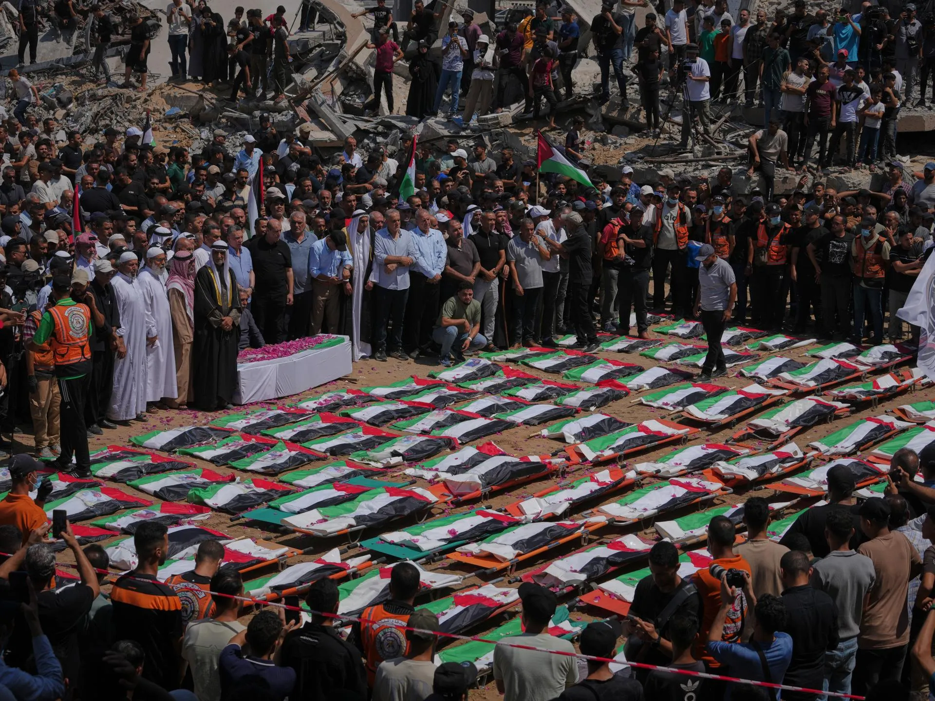 Fotografii cutremurătoare: Mii de oameni în Gaza City la funeraliile a 112 palestinieni