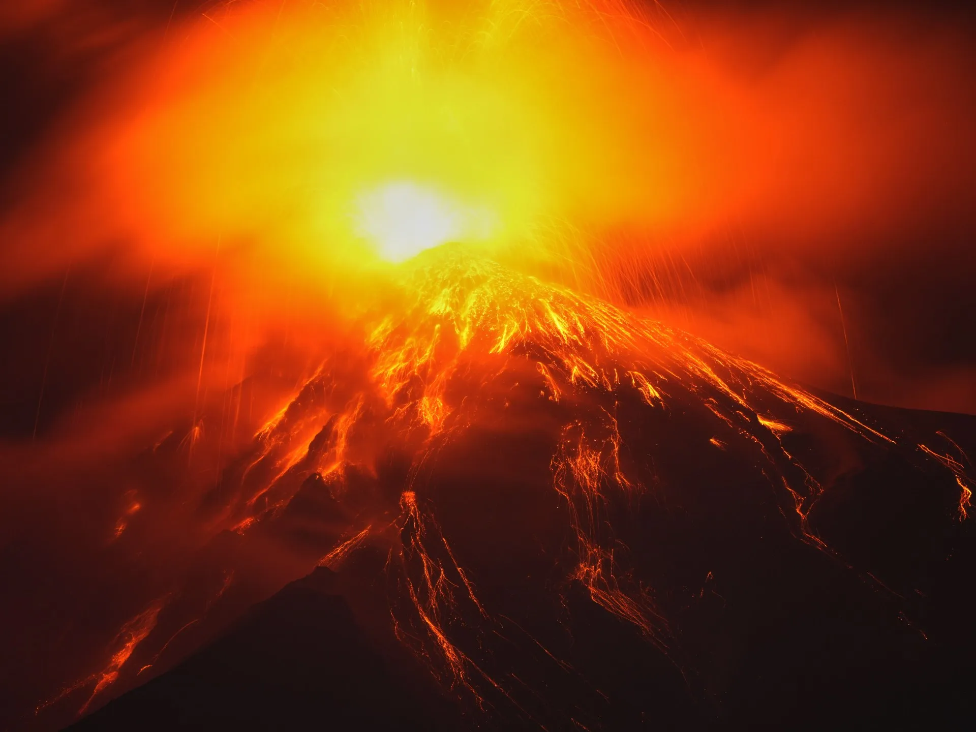 Erupția vulcanului Fuego din Guatemala: evacuări și alertă maximă