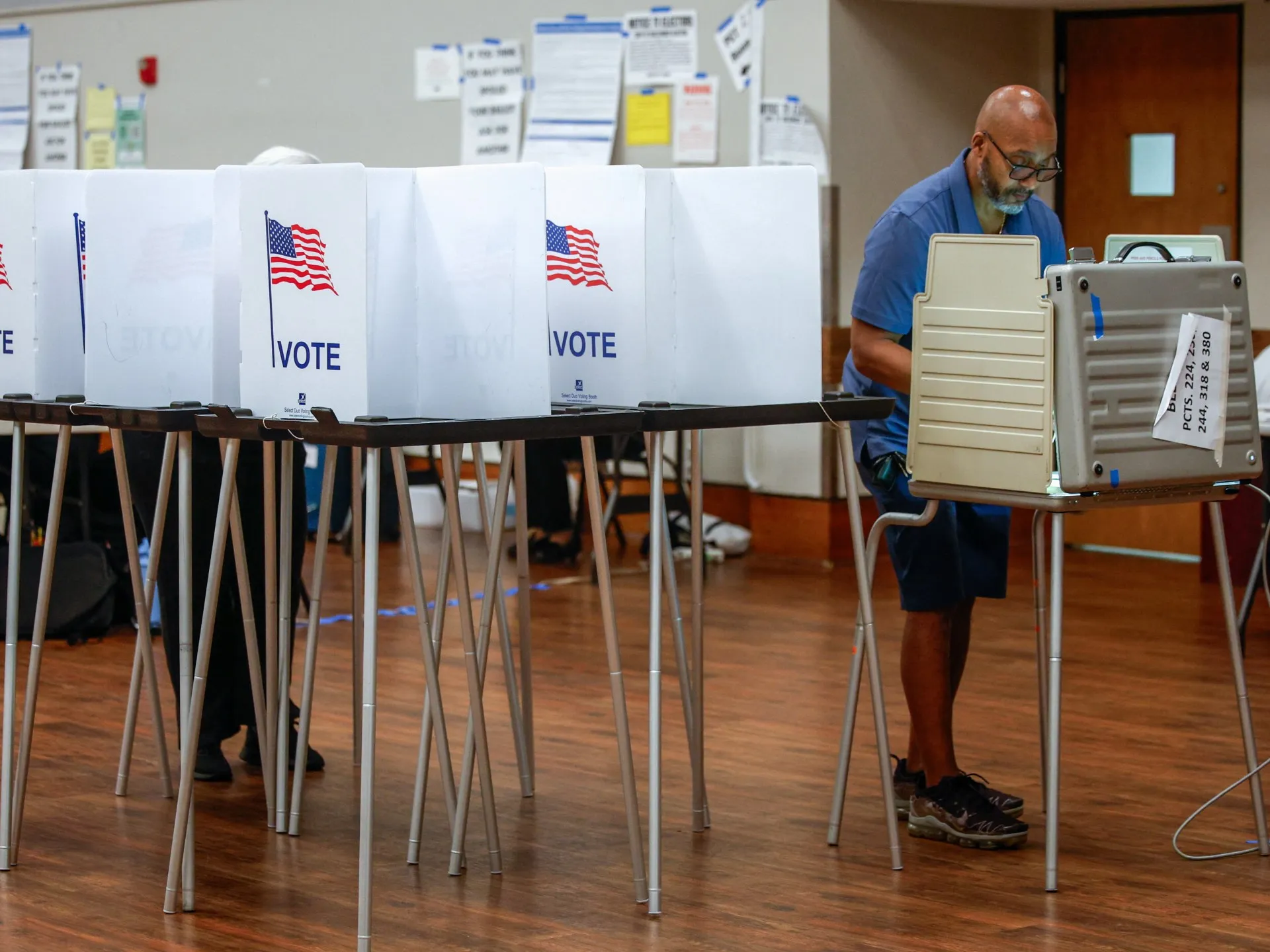 DOJ trimite observatori în secțiile de vot din Michigan, în timp ce legislatorii avertizează asupra unor posibile scopuri partizane