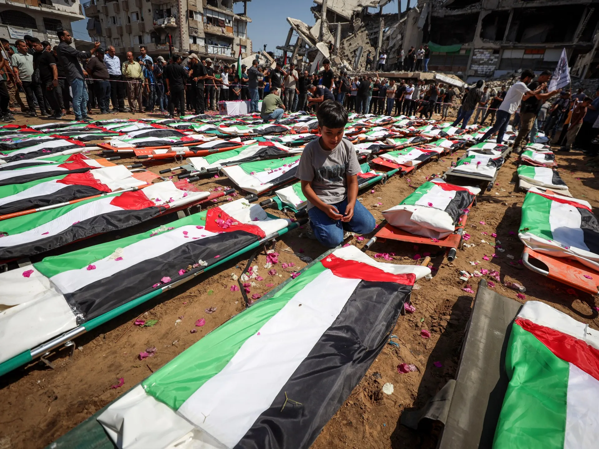 „Am vrut să îmbrățișez orice a mai rămas”: Trei ani de așteptare pentru înmormântarea familiilor din Gaza