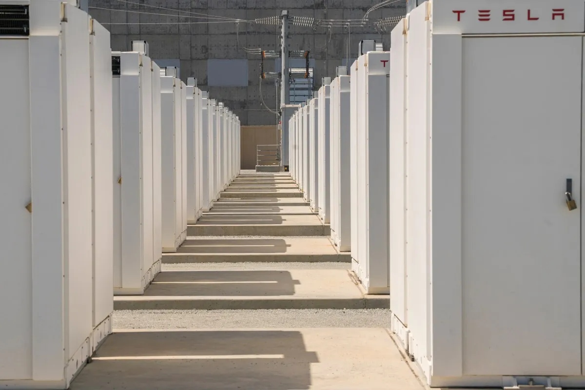 SpaceX a cumpărat de 329 de milioane de dolari în Megapack-uri Tesla doar în acest an