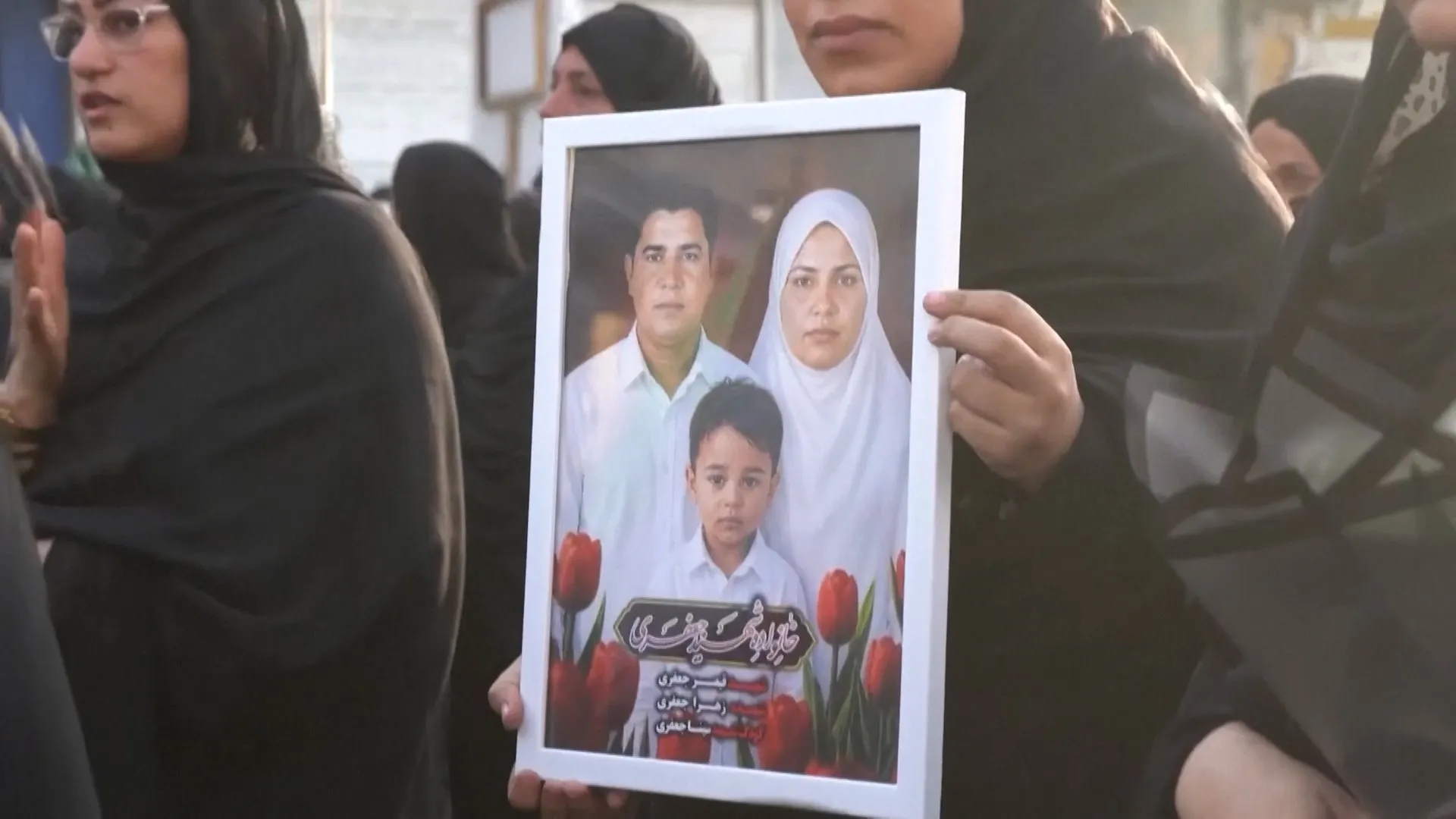 Funeraliile familiei ucise în atacul SUA asupra insulei iraniene Qeshm: Iranul promite răzbunare
