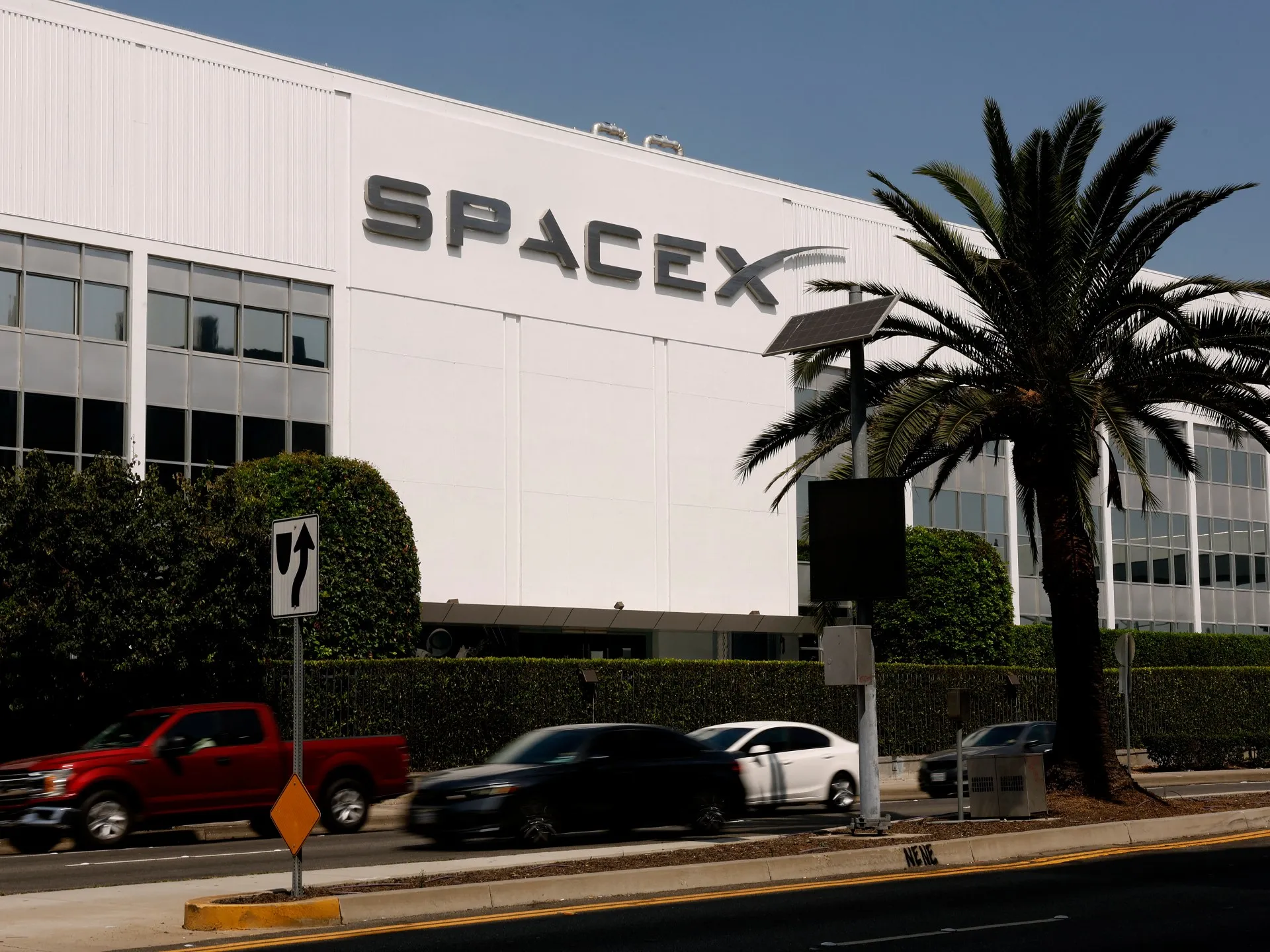 SpaceX raportează pierderi de peste jumătate de miliard, dar sub așteptări: veniturile explodează cu 90%