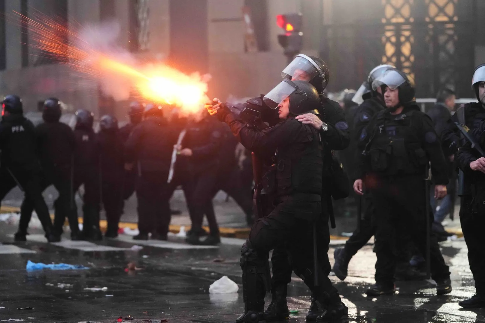 Argentina: Gaze lacrimogene și tensiune socială – protestele împotriva legii proprietăților private
