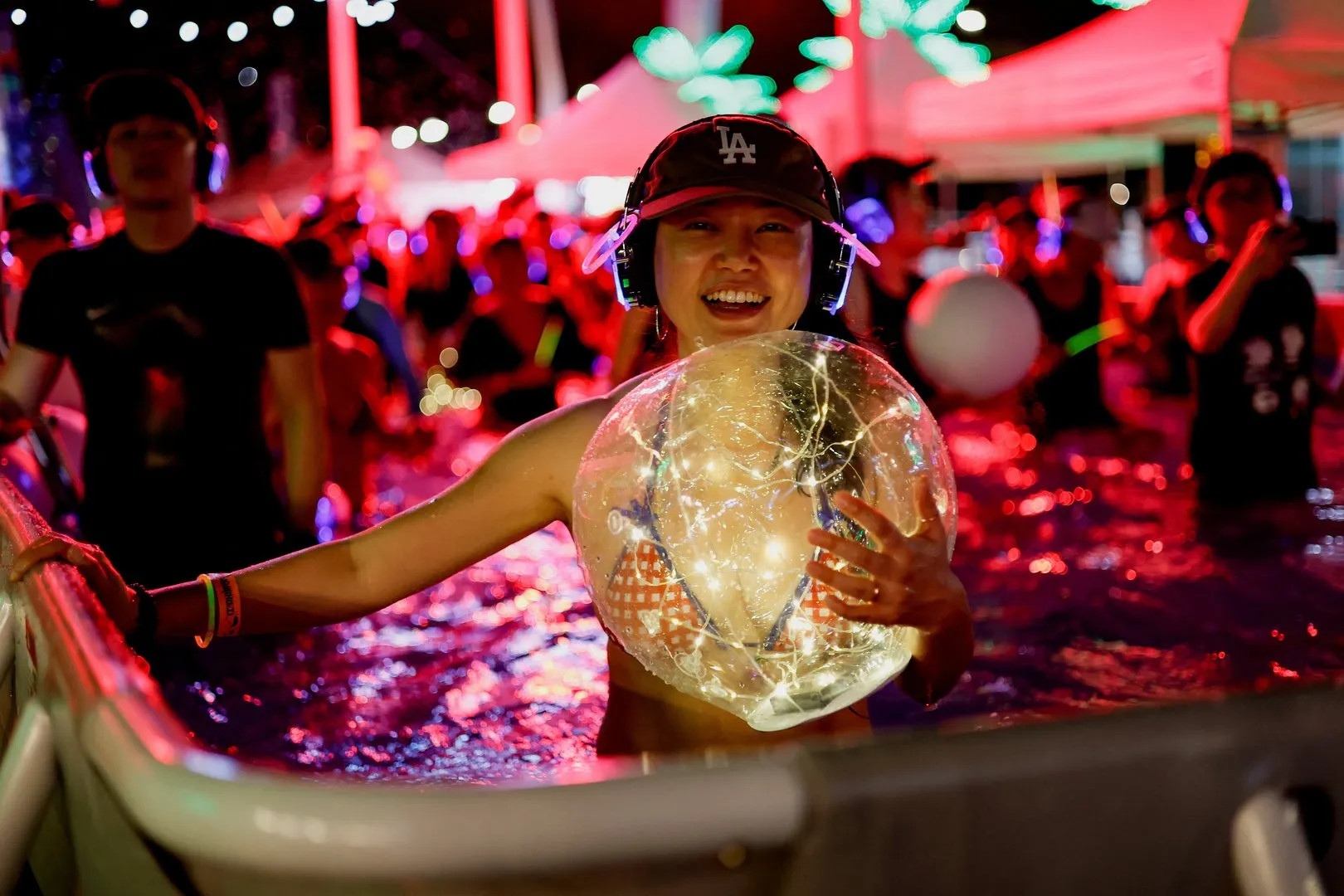 Coreenii de Sud se răcoresc cu o petrecere 'silent disco' la piscină, în plin val de căldură record