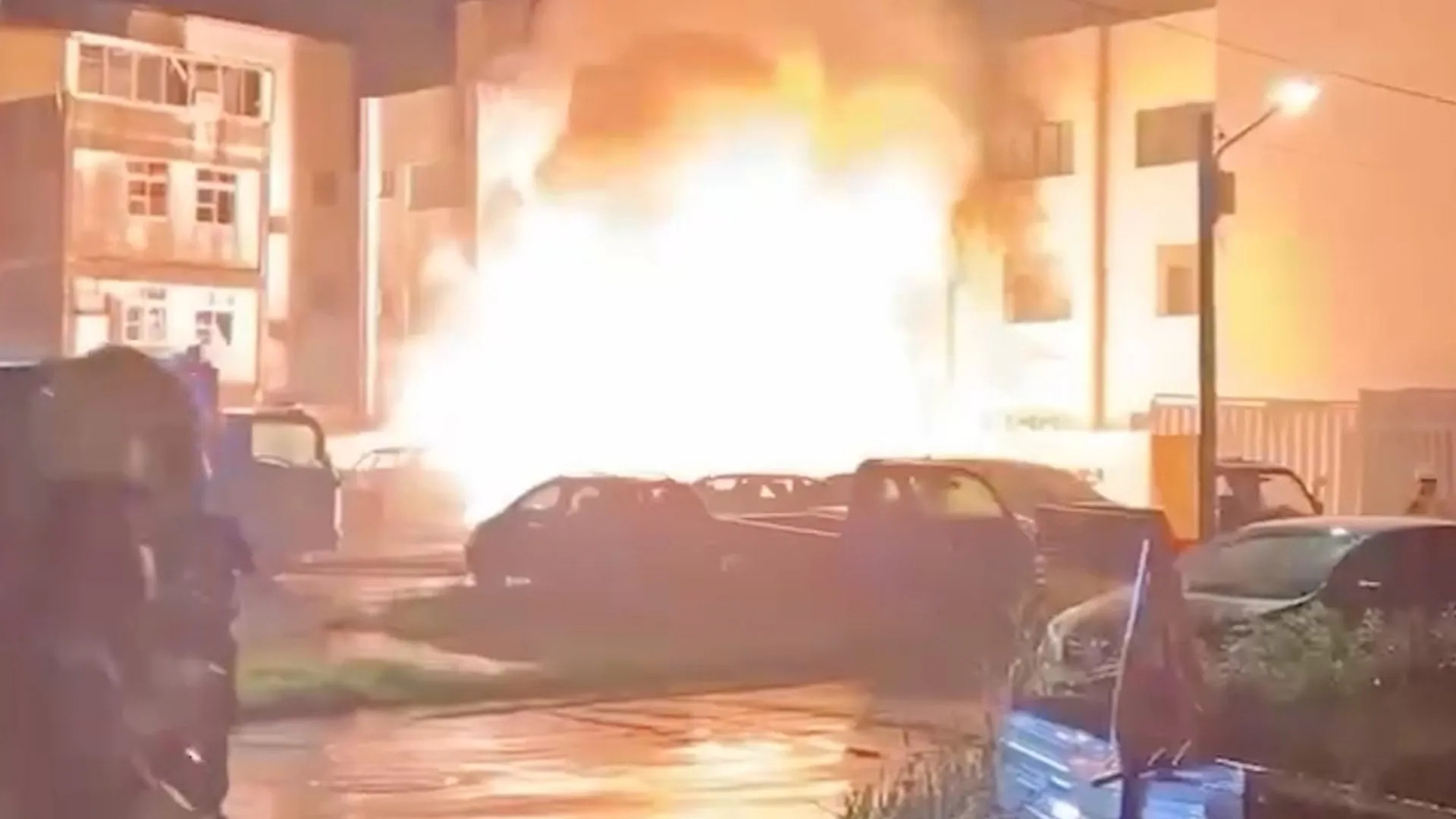 Explozie puternică în Taiwan: 13 răniți, printre care pompieri, în timpul intervenției la un depozit de deșeuri
