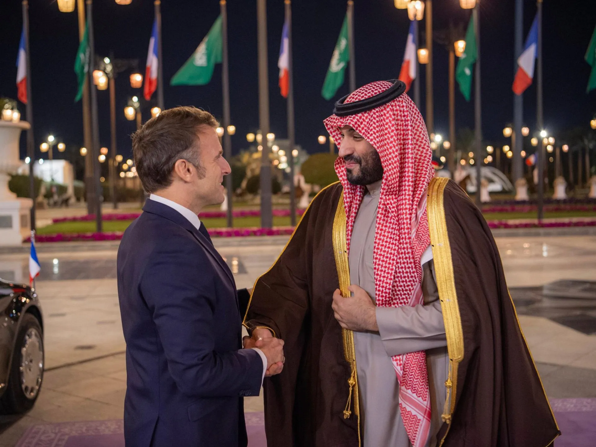 Macron îl primește pe prințul moștenitor saudit MBS la Paris: diplomație, energie și geopolitică regională