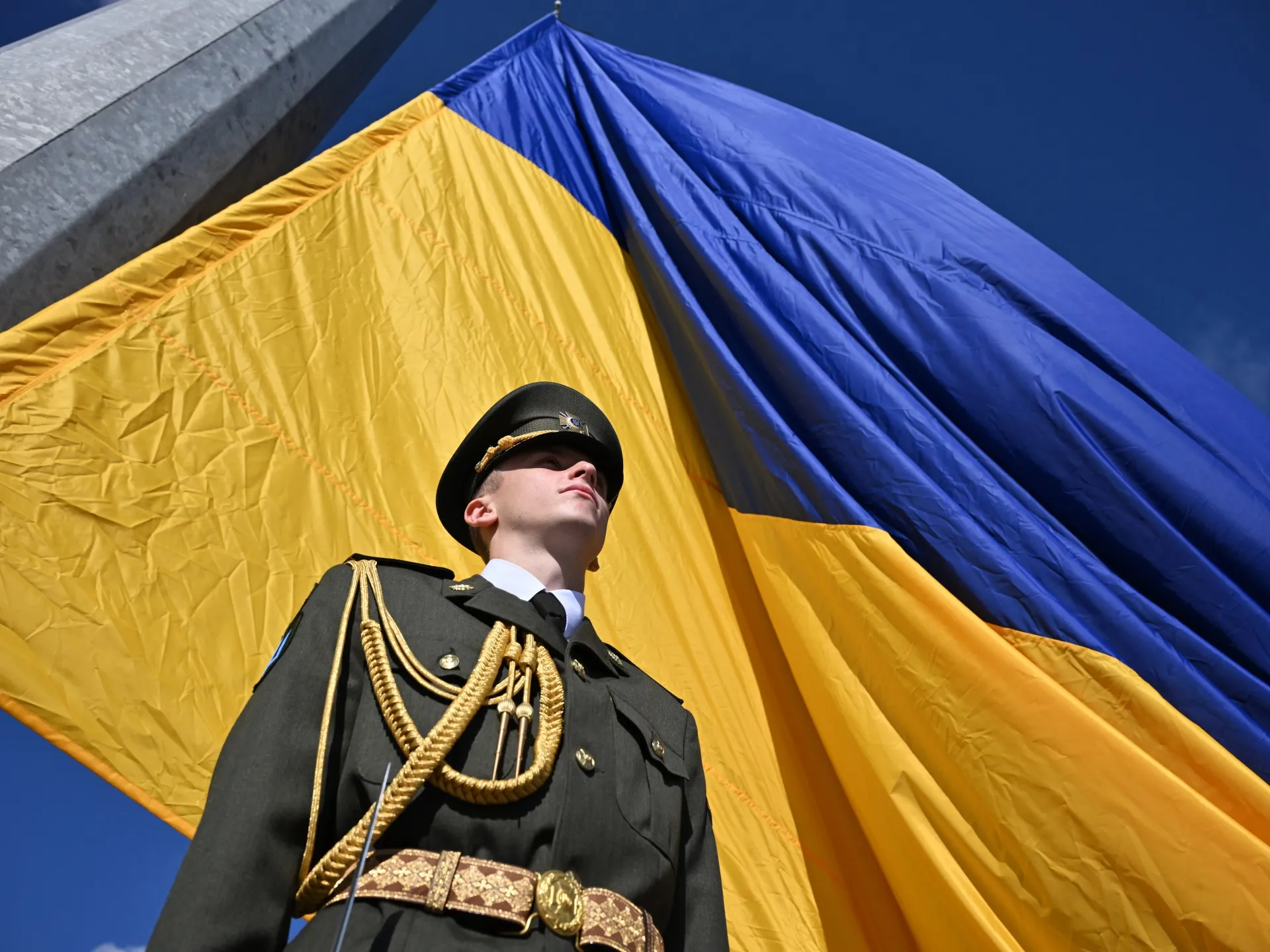 Ziua Drapelului în Ucraina: un simbol de neclintit în al cincilea an de război