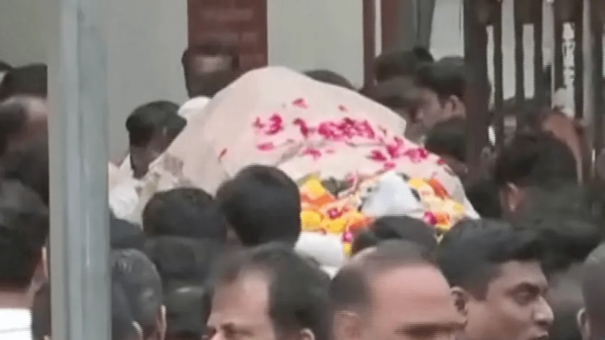 Tragedie în Mumbai: o statuie uriașă a zeului Ganesha s-a prăbușit peste mulțime, omorând doi oameni