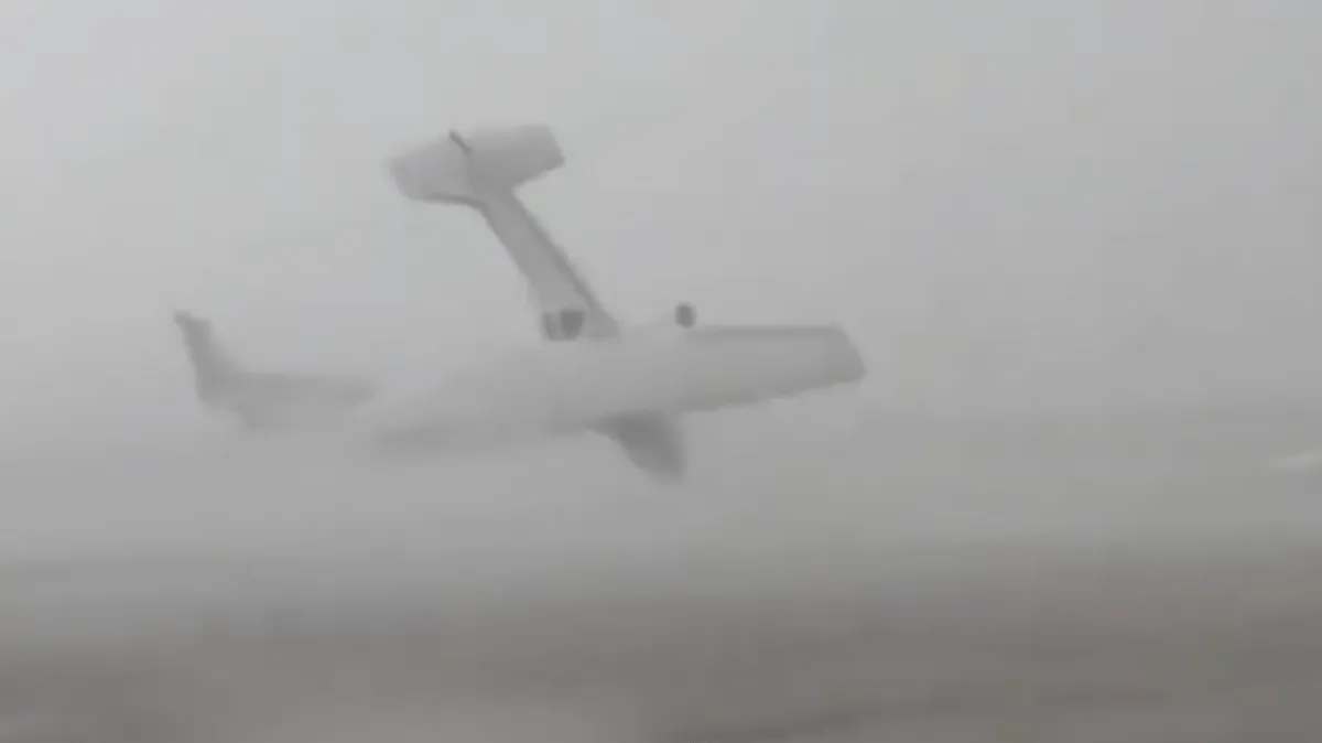 Vânturi violente au răsturnat patru aeronave pe pista aeroportului din Forlì, Italia