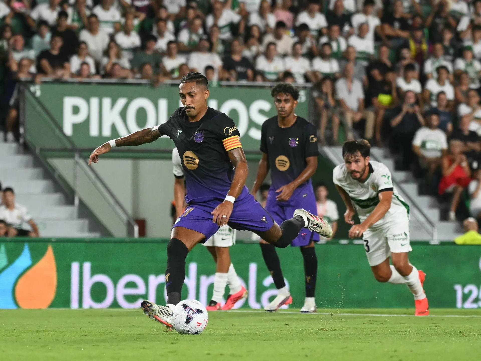 Raphinha și Fermin Lopez, dublă fiecare: Barcelona zdrobește Elche cu 5-0 în debutul din La Liga