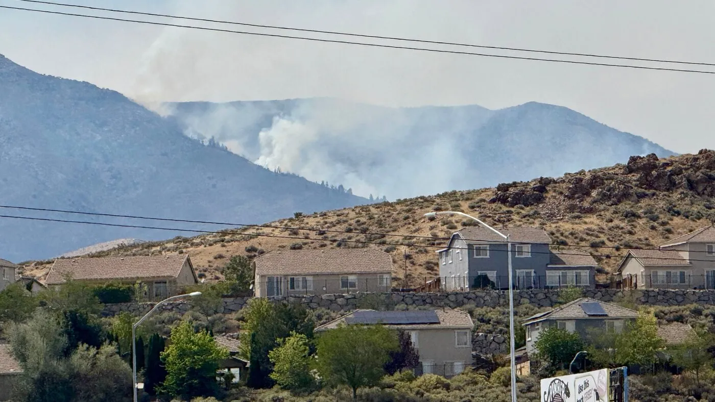 Incendiu devastator în Reno, Nevada: mii de oameni evacuați, flăcările amenință orașul