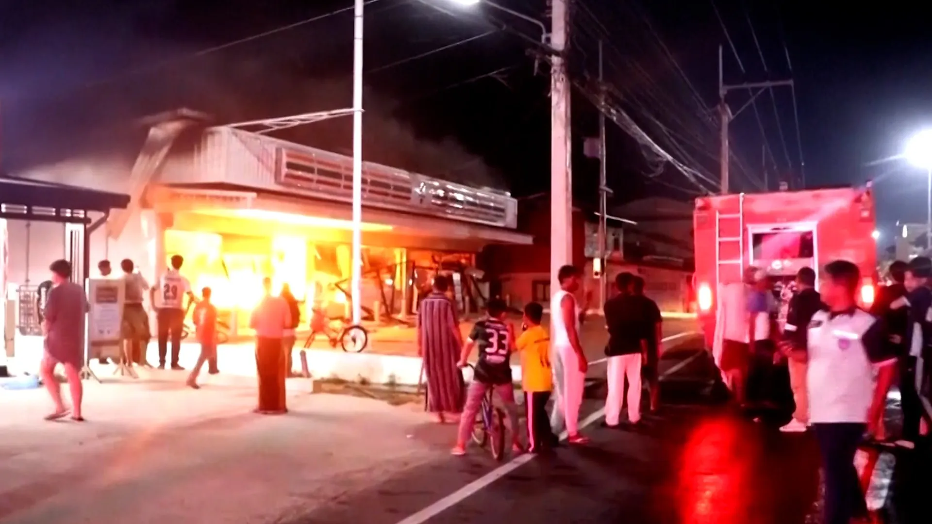 Val de atacuri incendiare coordonate în Thailanda: cel puțin trei răniți și un lanț de magazine 7-Eleven mistuit de flăcări