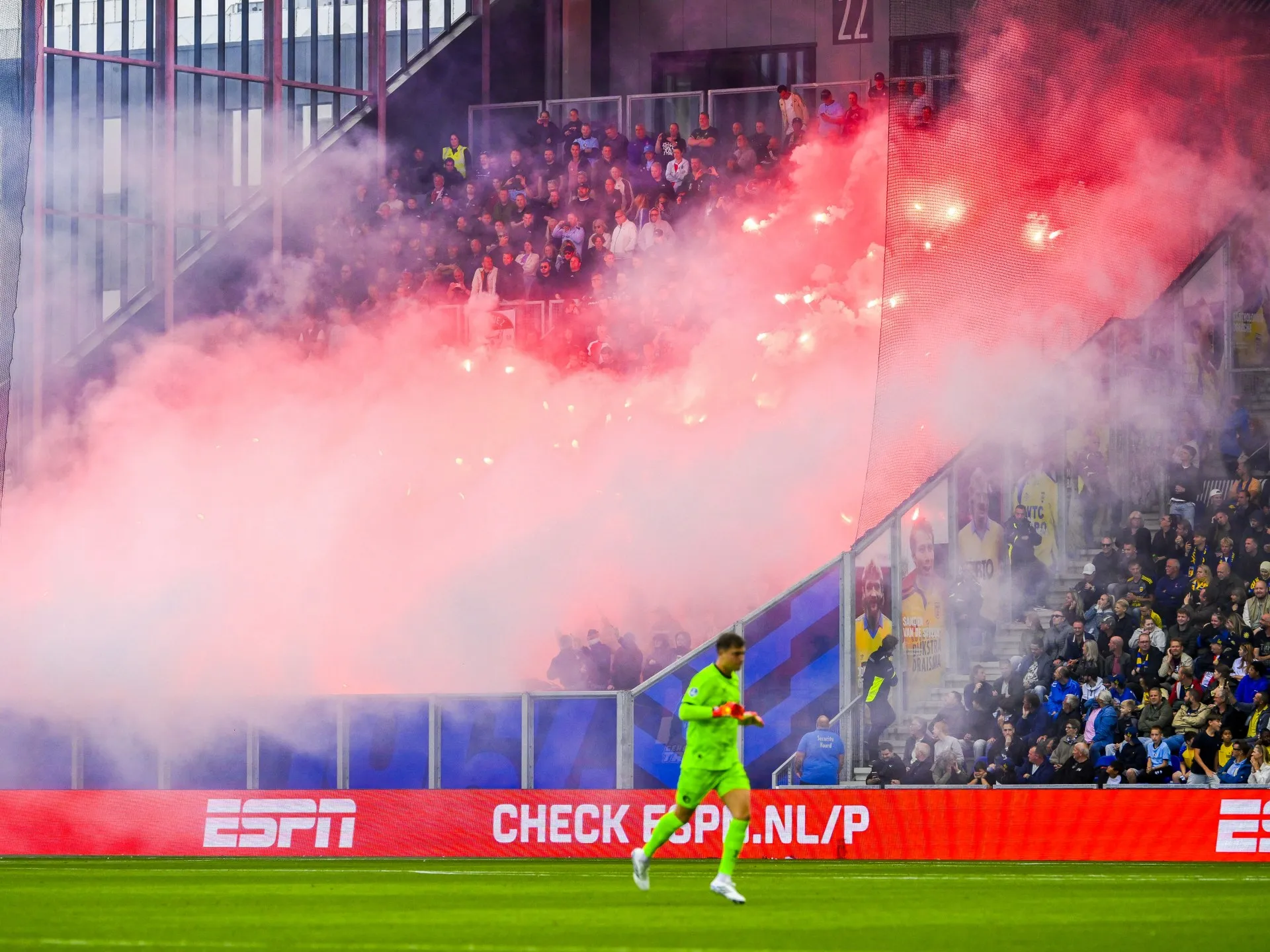 Incident grav în Olanda: suporterii Cambuur au suferit arsuri după ce fanii lui Feyenoord au aruncat cu torțe și petarde