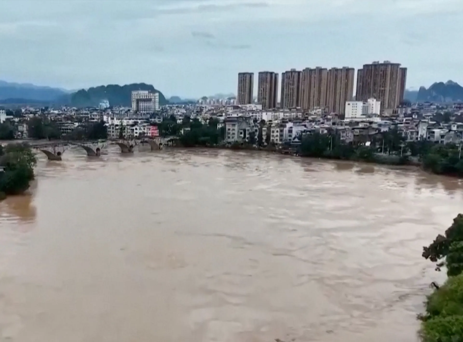 Taifunul Narra devastează Vietnamul și sudul Chinei: ploi torențiale, inundații și mii de oameni evacuați