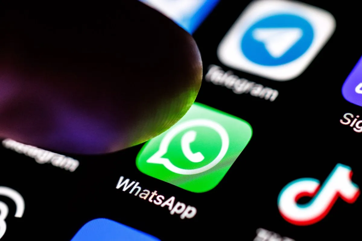 WhatsApp își întărește securitatea conturilor: verificare în doi pași mai robustă, mai multe chei de acces și context pentru apelurile necunoscute