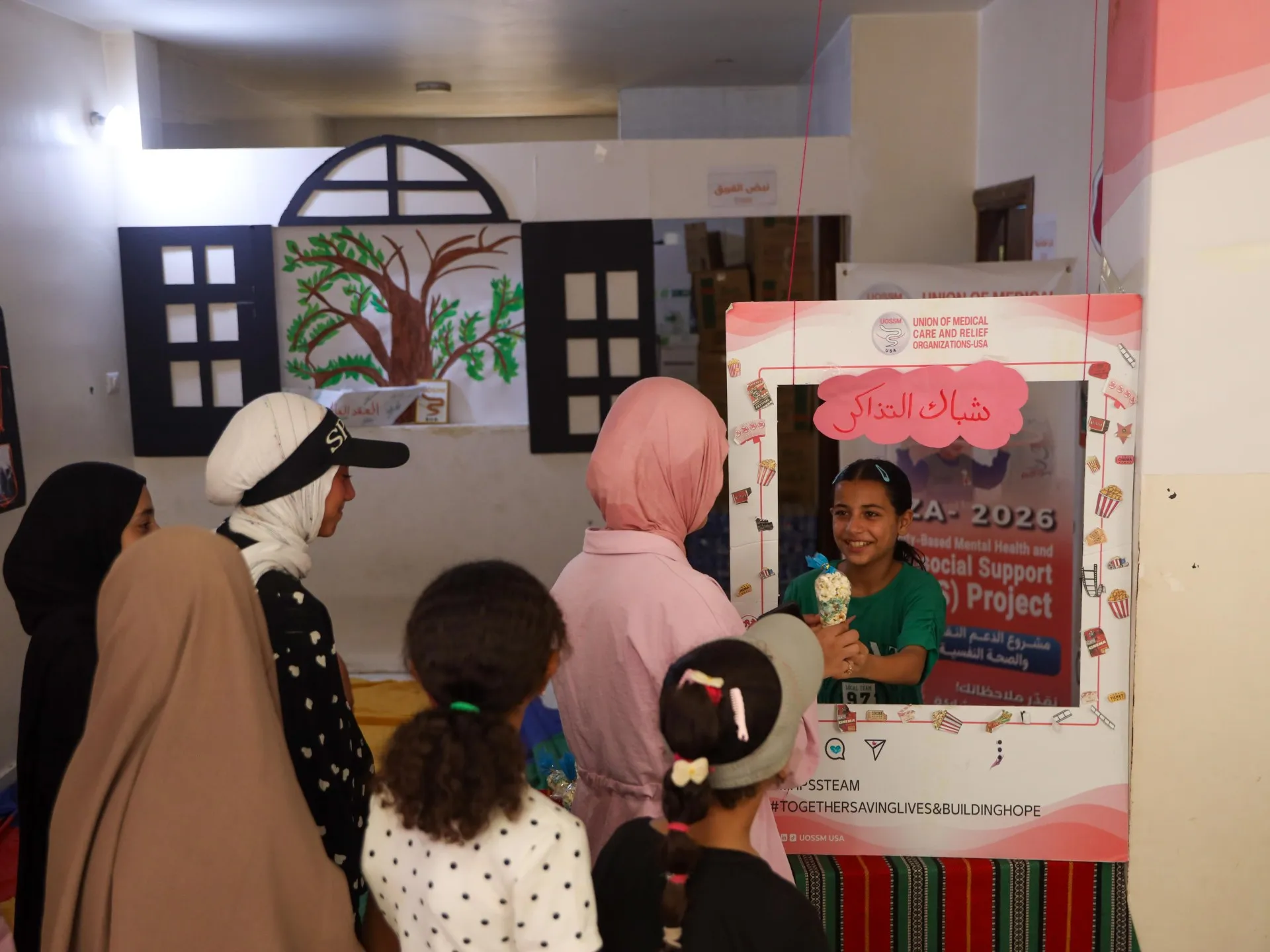 Popcorn și desene animate: Oaza de normalitate pentru fetele strămutate din Gaza