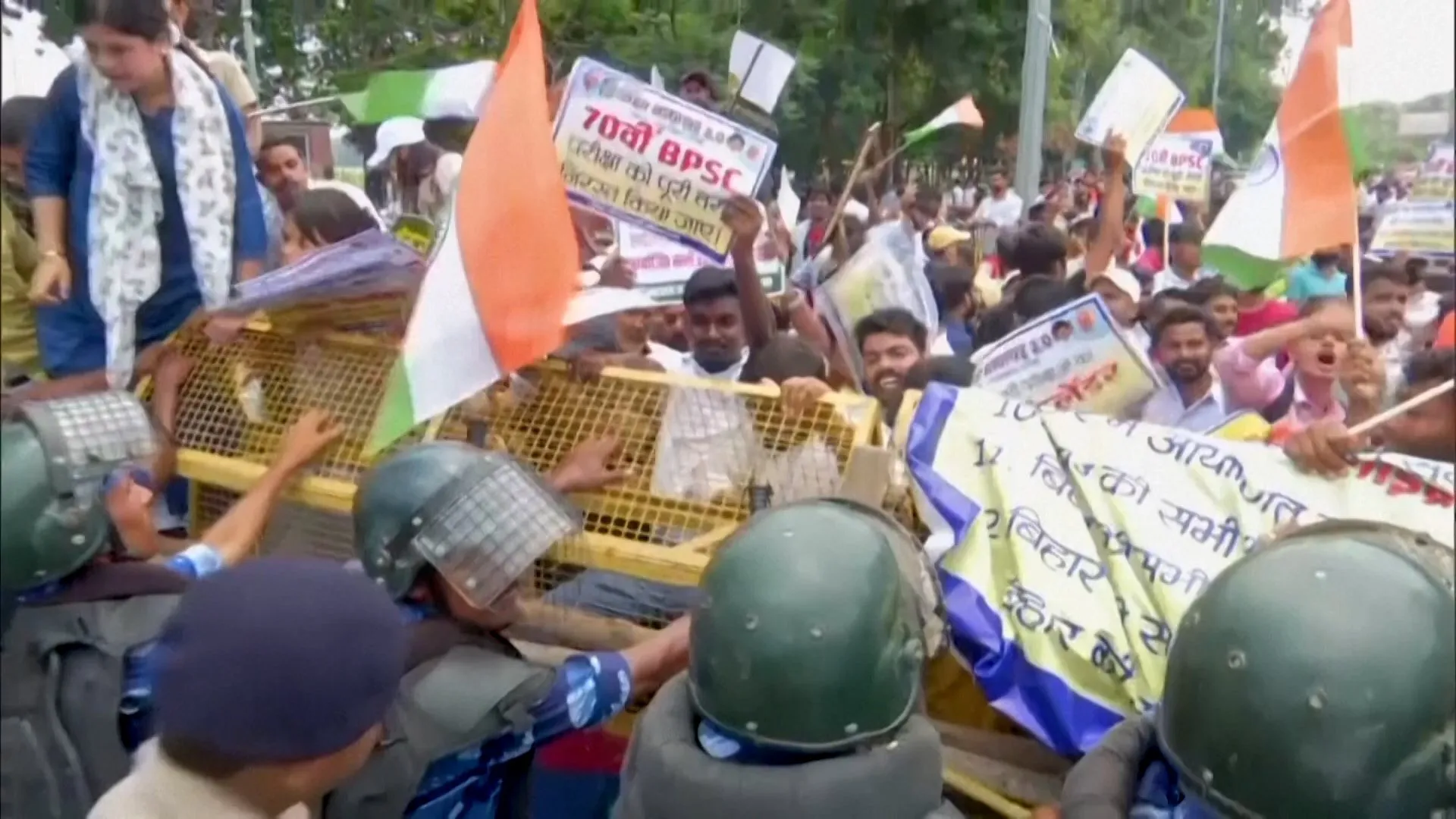Proteste violente în India: sute de studenți s-au ciocnit cu poliția din cauza scurgerilor de subiecte la un examen crucial