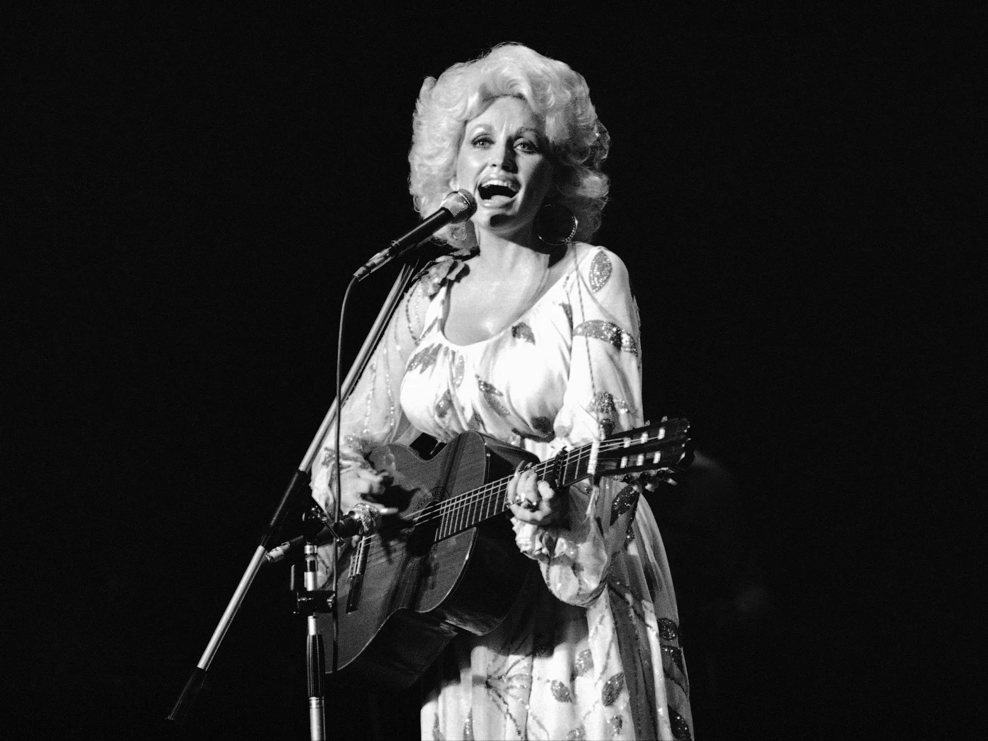 Dolly Parton, icoana muzicii country, a murit la vârsta de 80 de ani