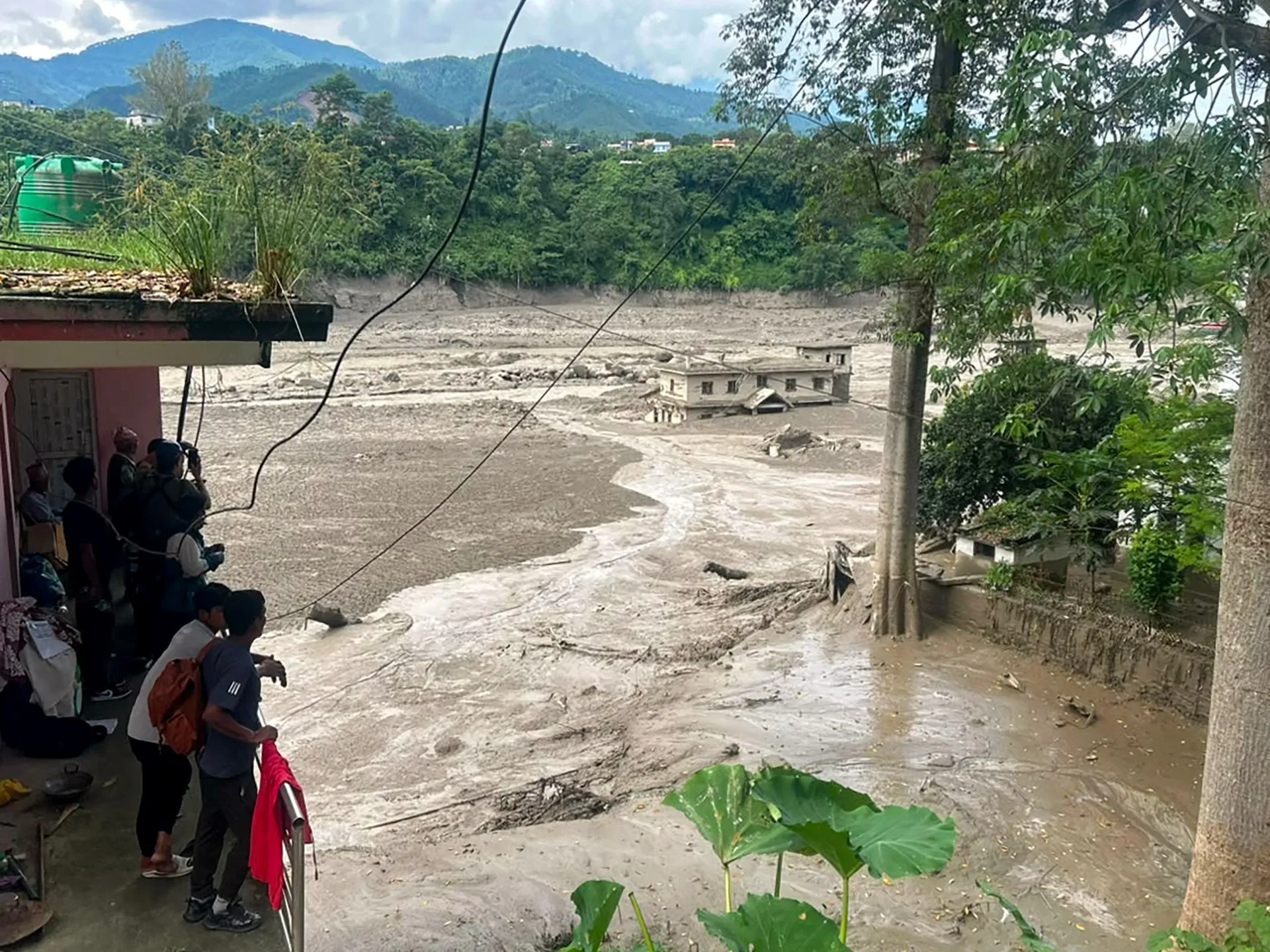 Inundații devastatoare în Nepal: cel puțin opt morți, drumuri și centrale electrice distruse
