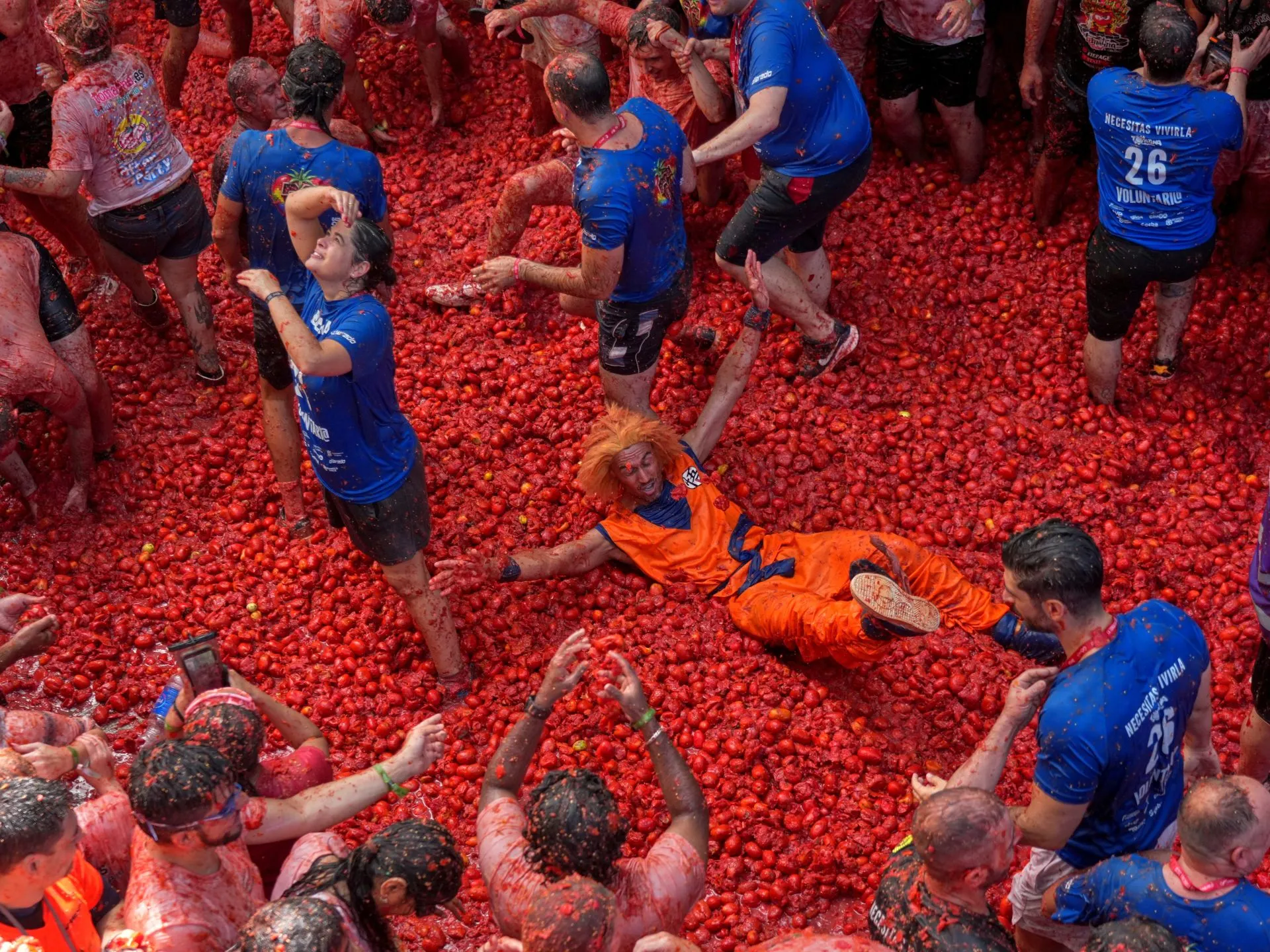 La Tomatina: Bătălia epică cu roșii care aduce mii de oameni în Spania