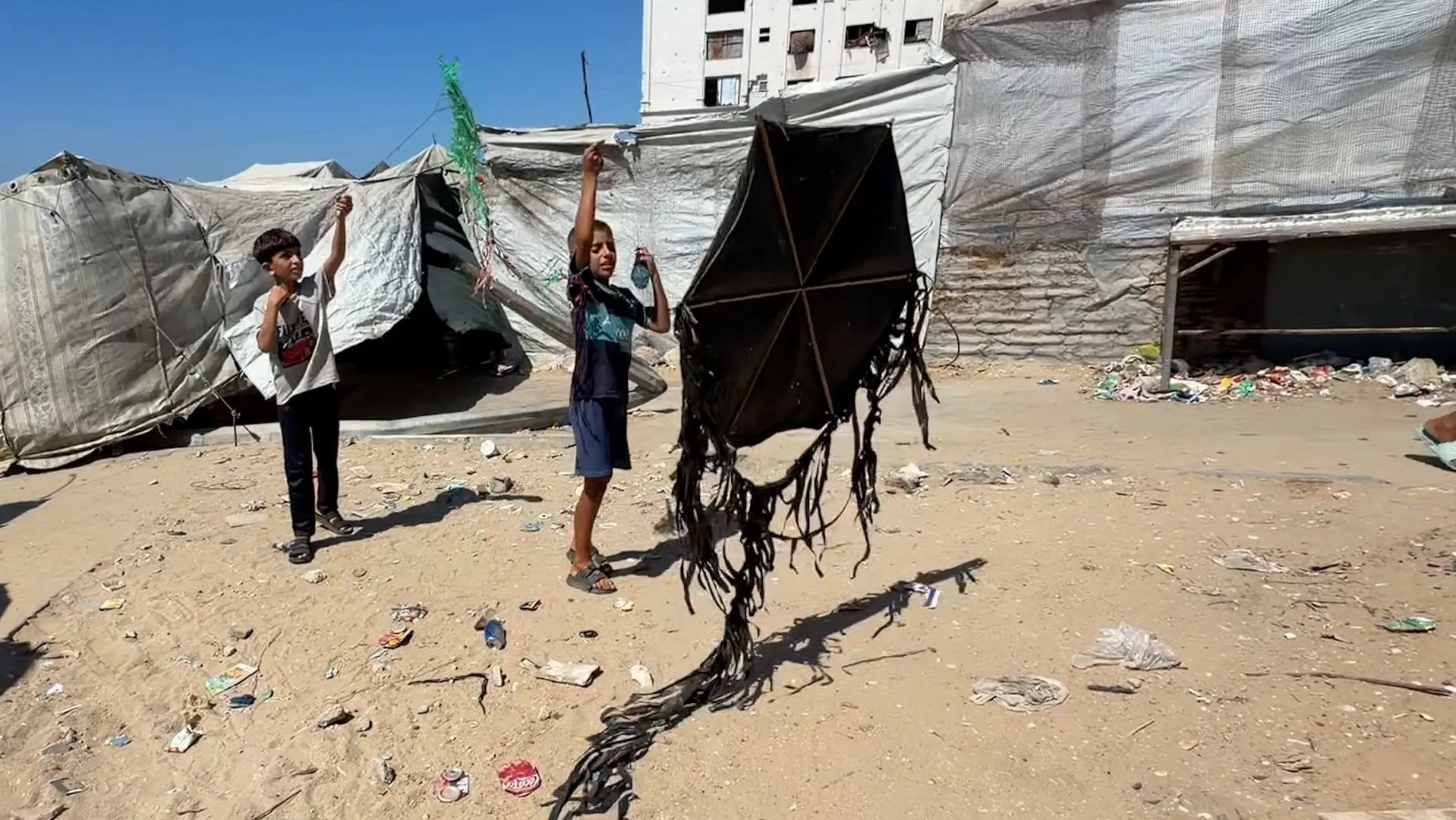 Zmeiele din Gaza: inocența copiilor, umbrită de amenințările războiului