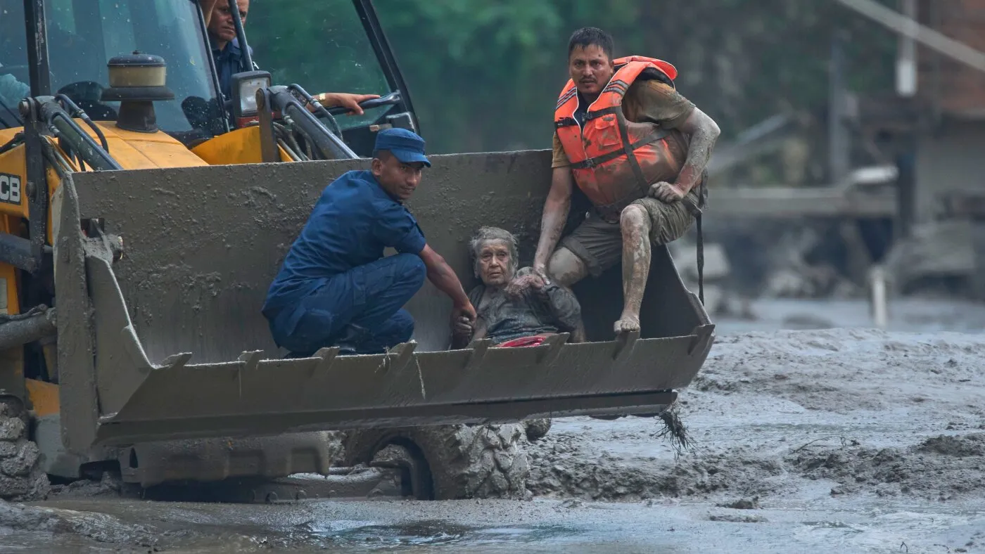 Inundații fulgerătoare în Nepal și China: cel puțin 75 de morți și sute de dispăruți într-o catastrofă legată de schimbările climatice