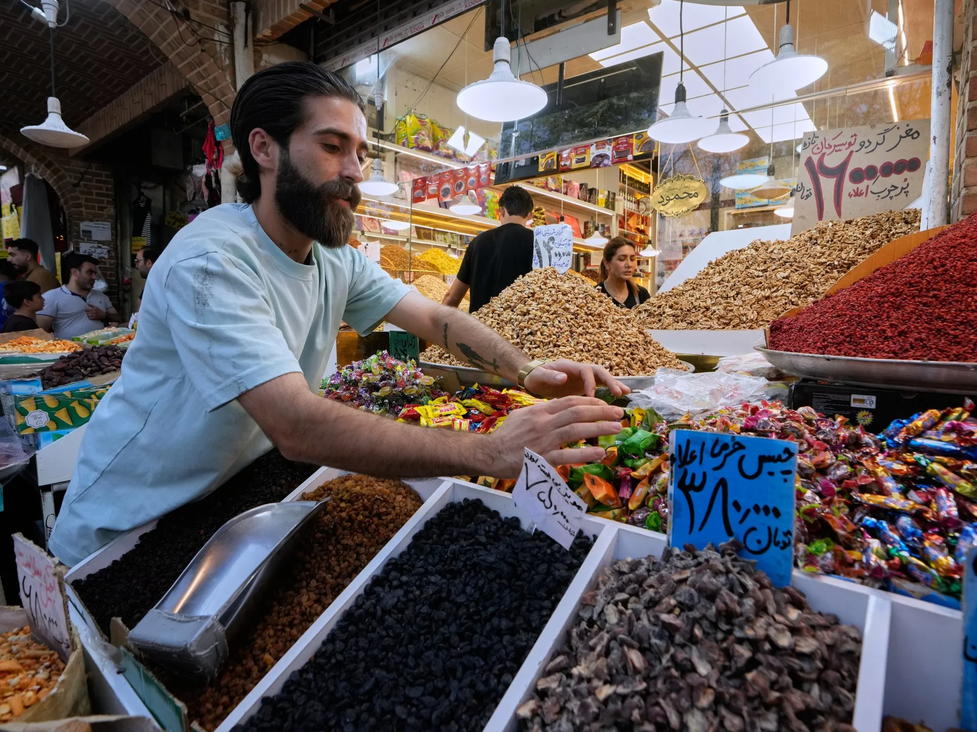 Iranul mizează pe autosuficiență în războiul economic cu SUA