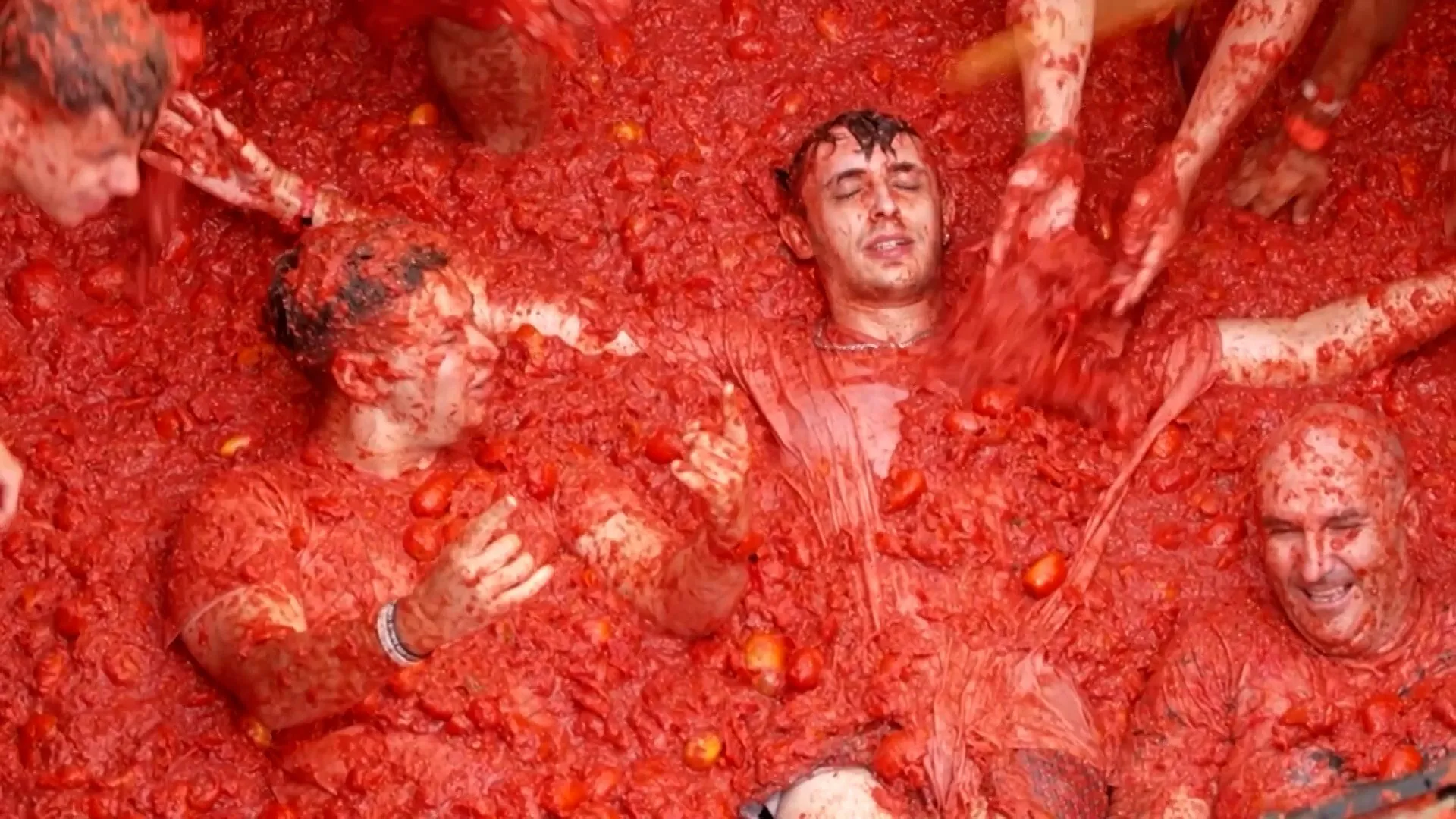 La Tomatina: mii de oameni acoperiți de pulpă de roșii în celebra bătălie spaniolă