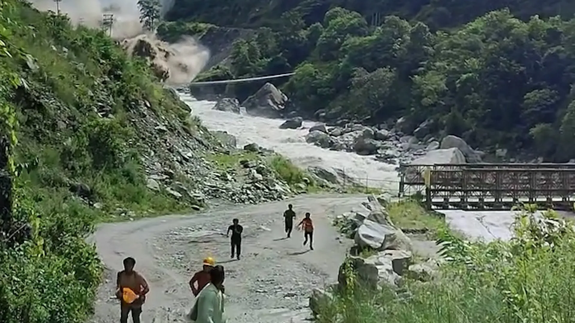 Muncitorul care a filmat momentul în care a supraviețuit unei alunecări de teren în Nepal