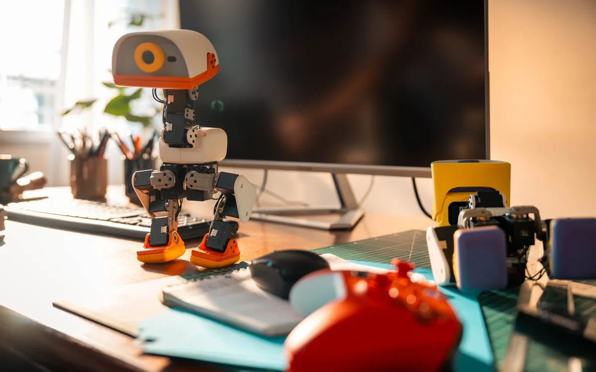 Hugging Face lansează Microduck, un robot-răță open-source la doar 399 de dolari