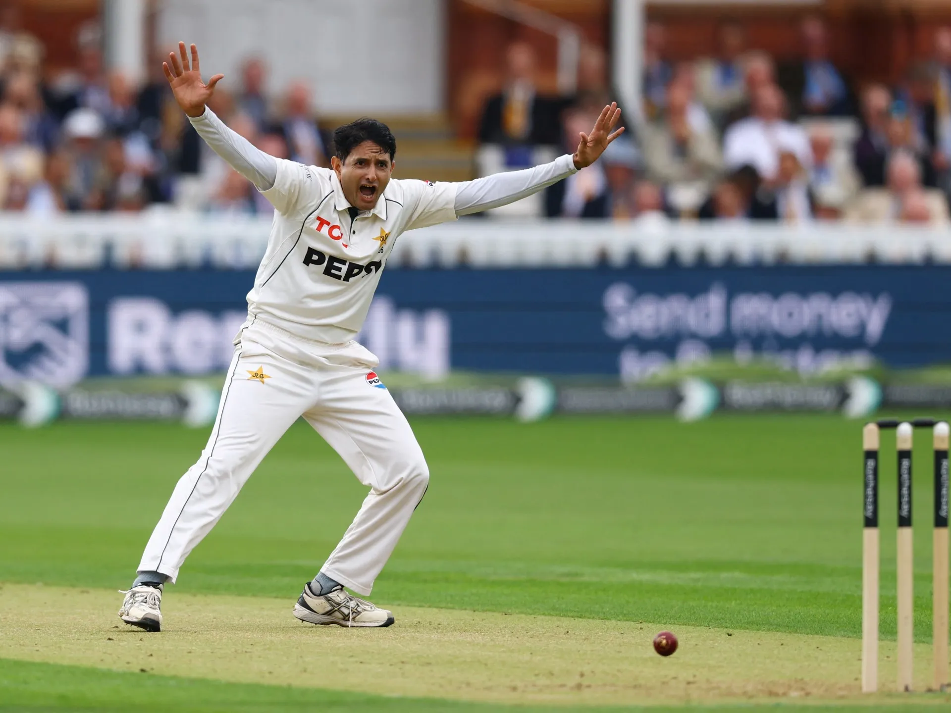 Abbas îi oferă Pakistanului avantaj cu patru wicket-uri împotriva Angliei în al doilea Test