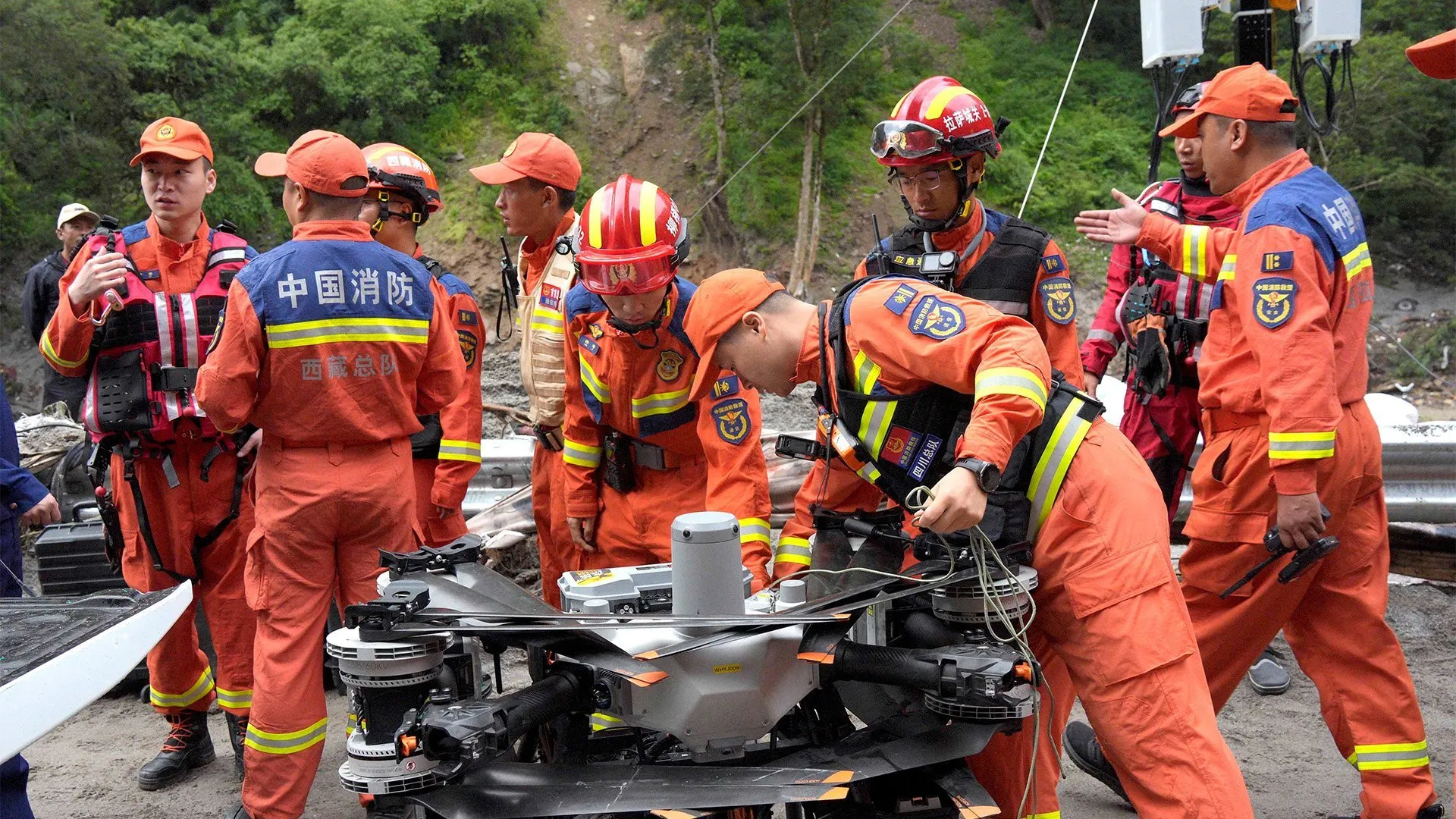 Alunecarea de teren din Nepal a devastat zone din estul Chinei – armata intervine în căutarea victimelor
