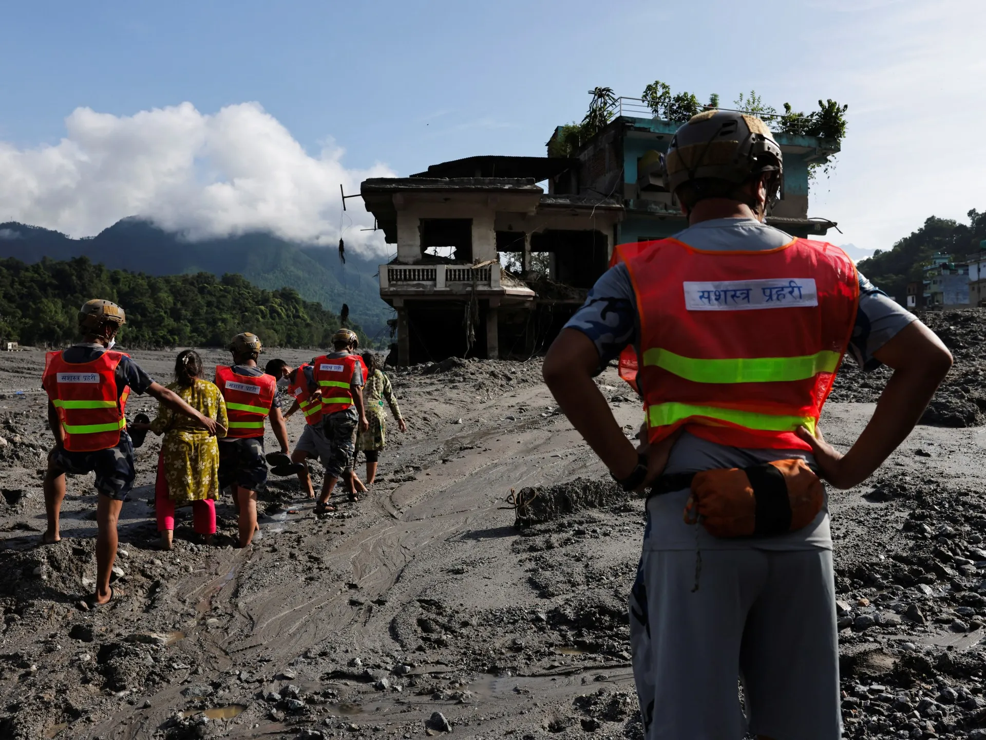 Bilanțul tragic al inundațiilor din Nepal și Tibet depășește 470 de morți, iar un lac de baraj amenință să cedeze