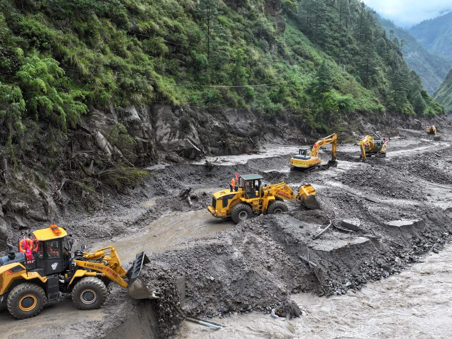 Nepal și China suspendă operațiunile de salvare pe fondul revărsării unui lac de baraj format în urma inundațiilor catastrofale