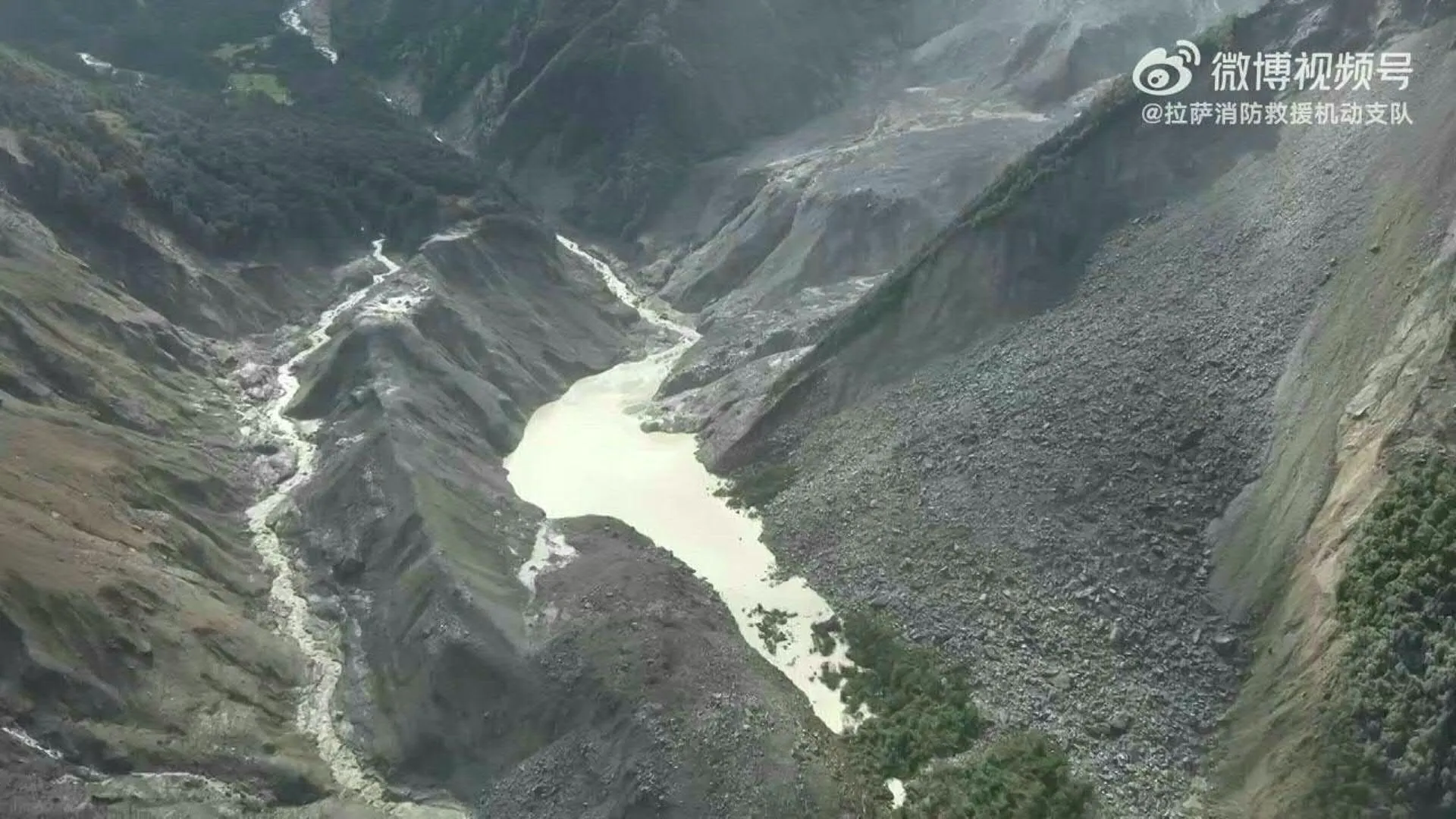 Lacul de baraj format după inundații a cedat la granița Nepal-China: operațiunile de salvare, suspendate