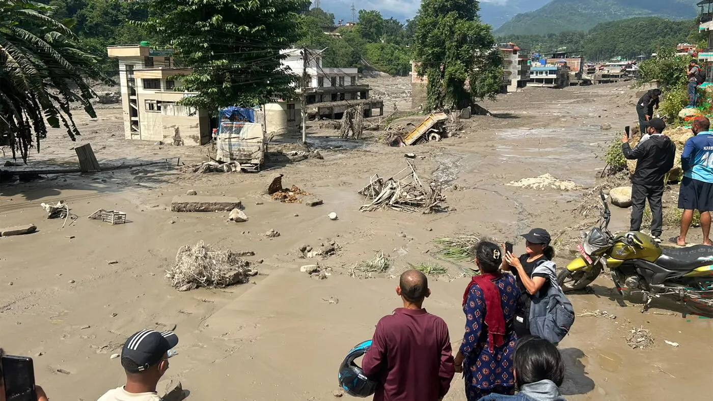 „A fost practic o singură zi nesfârșită”: O fiică își caută părinții dispăruți în inundațiile din Nepal