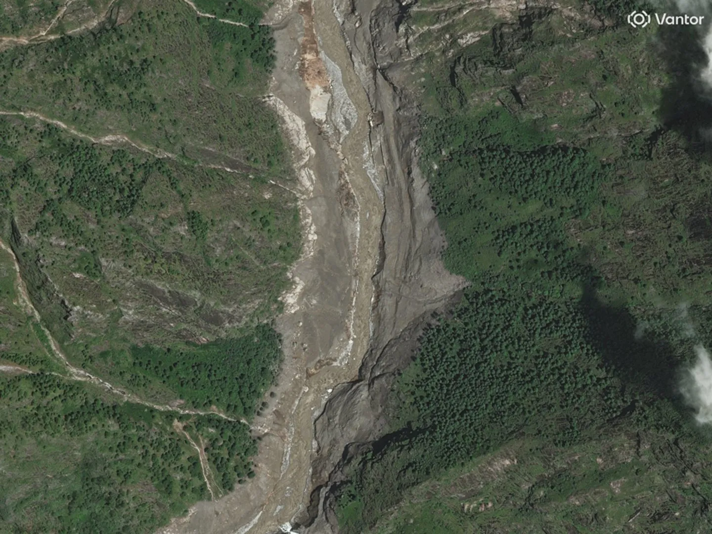 Imagini satelitare înainte și după: amploarea catastrofală a inundațiilor fulgerătoare din Nepal