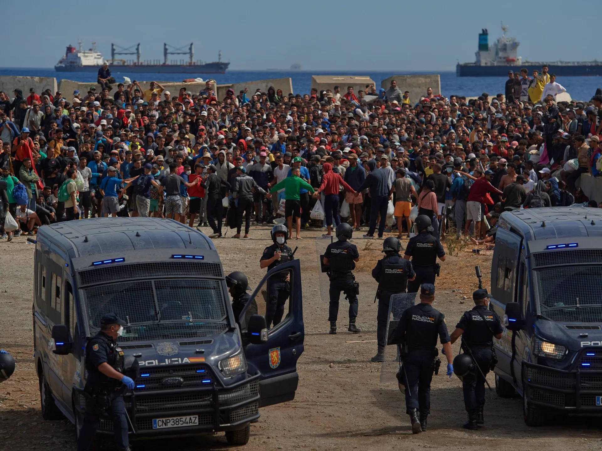 Criza migranților din Ceuta: Spania cere ajutorul UE, iar tensiunile locale explodează