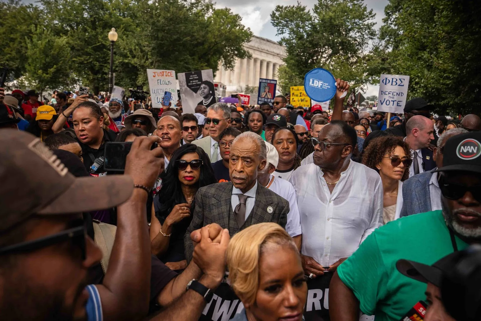 Bernie Sanders și AOC, în fruntea marșului de la Washington: „Apărăm votul, apărăm democrația”