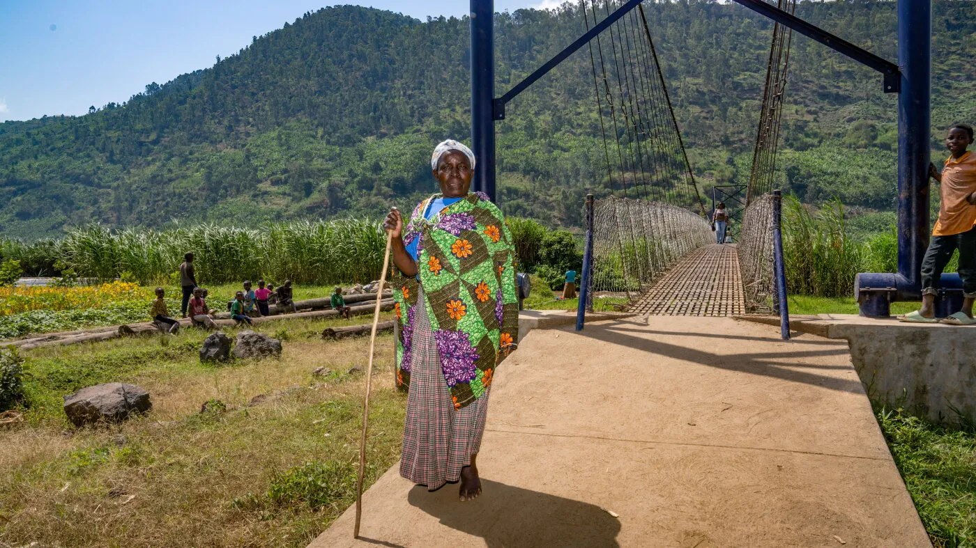 Podurile din Rwanda deschid lumi noi: cum o simplă trecere peste râu transformă comunități întregi
