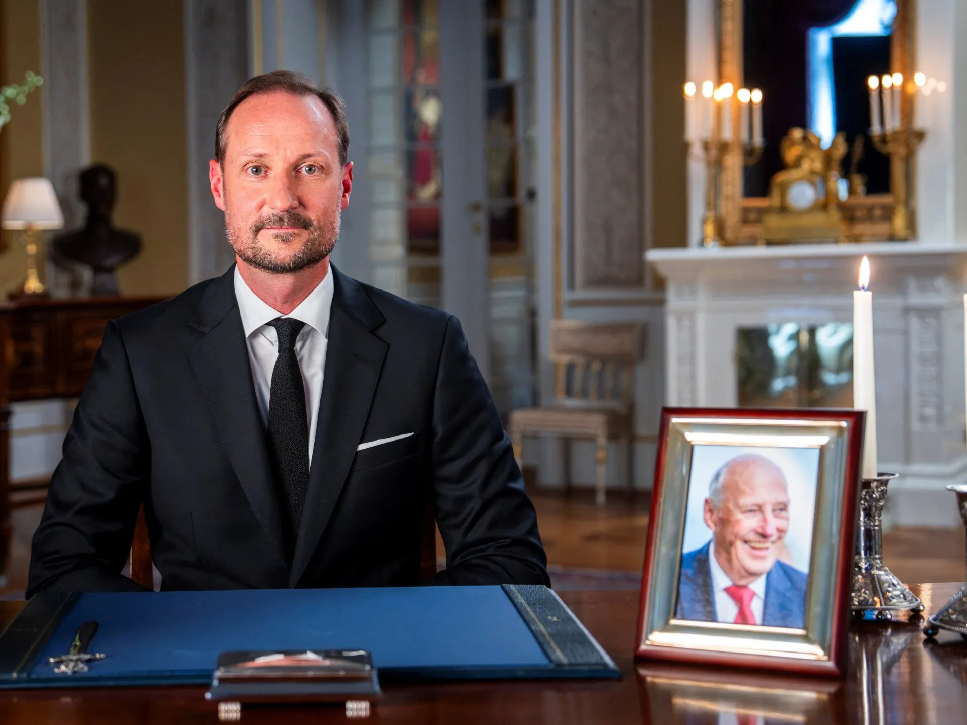 Noul rege al Norvegiei, Haakon al VIII-lea, aduce un omagiu tatălui său decedat, în timp ce țara este în doliu